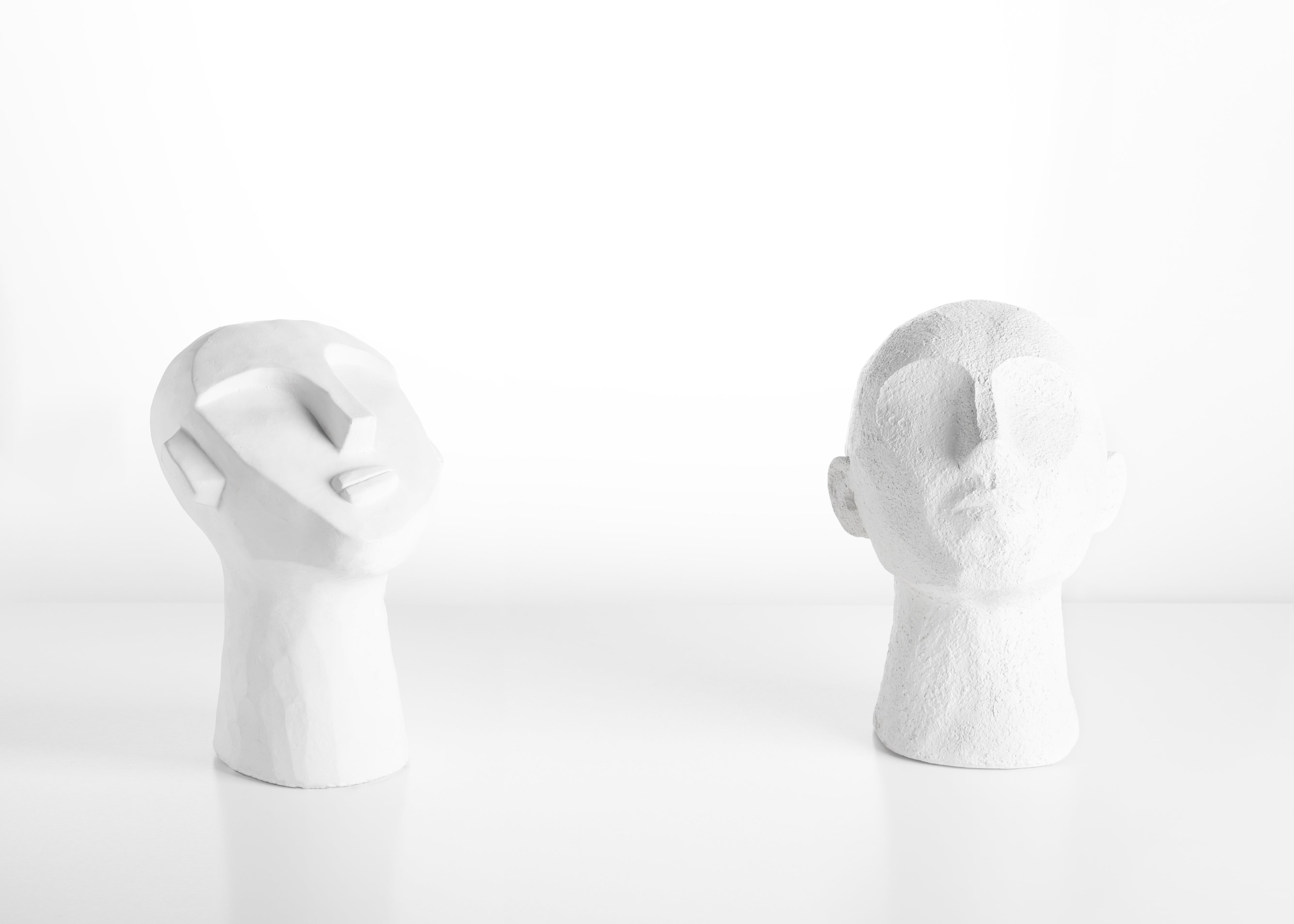 Due sculture astratte di volti su sfondo bianco — identità e filosofia del brand Clinica Estetica Dermocosmesi