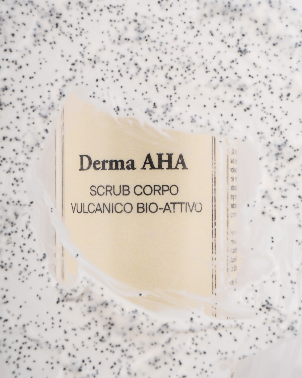 Derma AHA Clinica – scrub esfoliante corpo con acidi AHA, sabbia vulcanica e Arnica, per preparare la pelle al trattamento